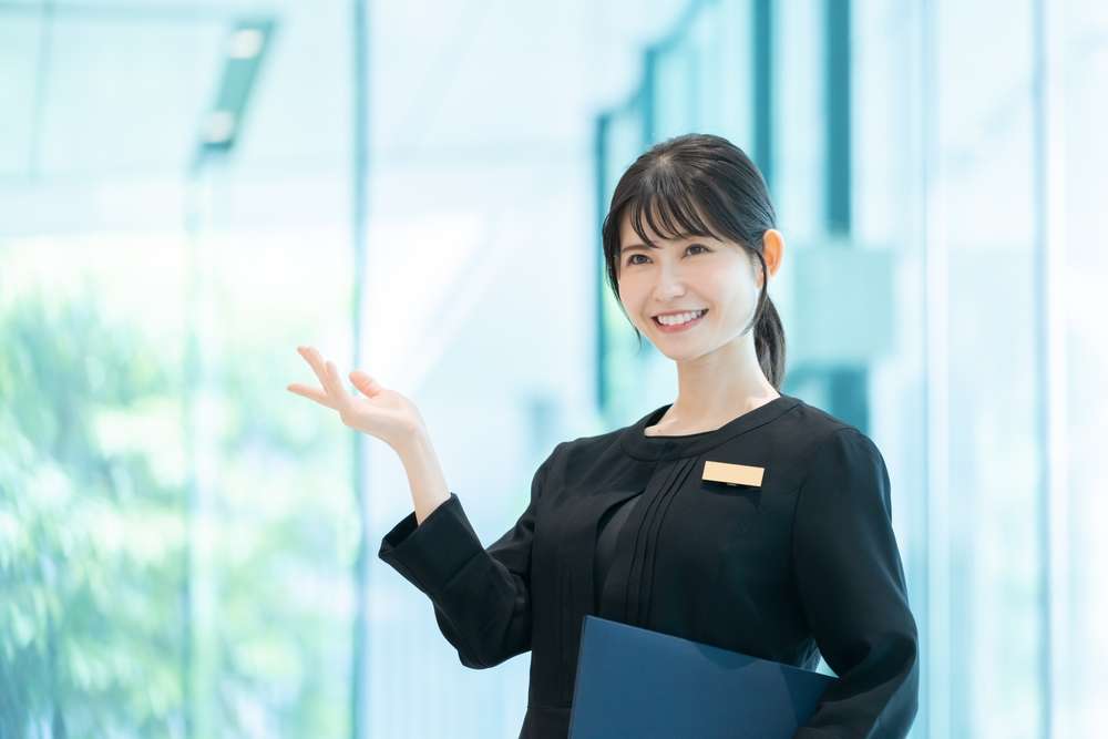 案内するホテルスタッフ