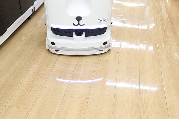 BROITでは水拭きで床の汚れを除去