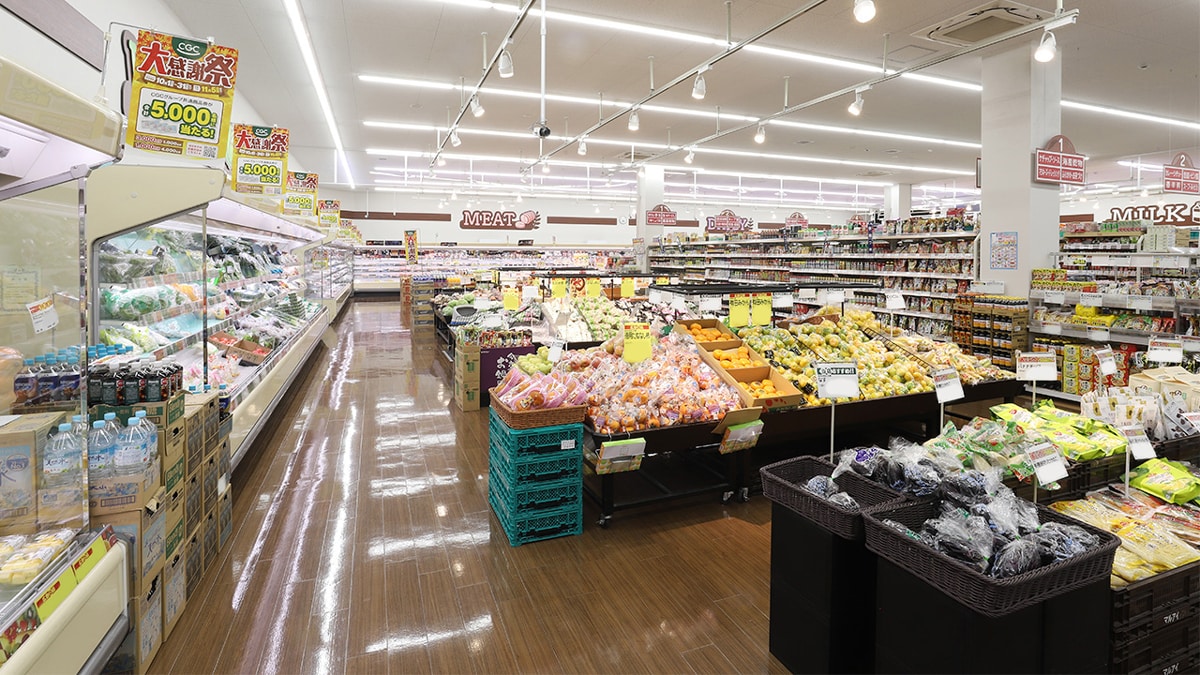 買い物に安心感を与える清潔な床面に。