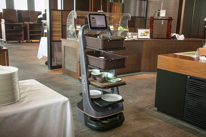 ランチ・ディナー時にバケット活用し下げ膳している様子