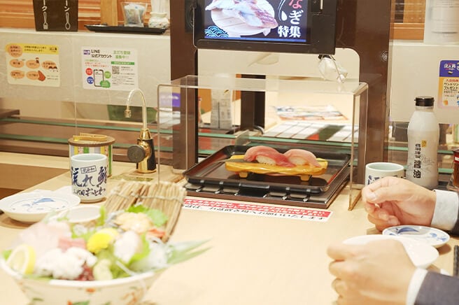 お料理は調理場からレーンを使ってテーブル席へダイレクトにご提供