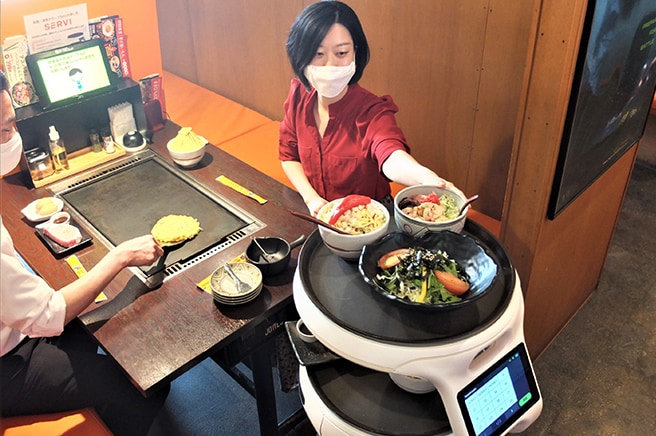 食べ放題コースは１卓当たり30～40品の注文がある。Servi導入で従業員の負担が大幅に軽減。