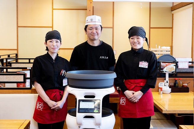 お話を伺った 大阪王将広島大町店　店長 数元 様（正面）／朝倉 様（左）