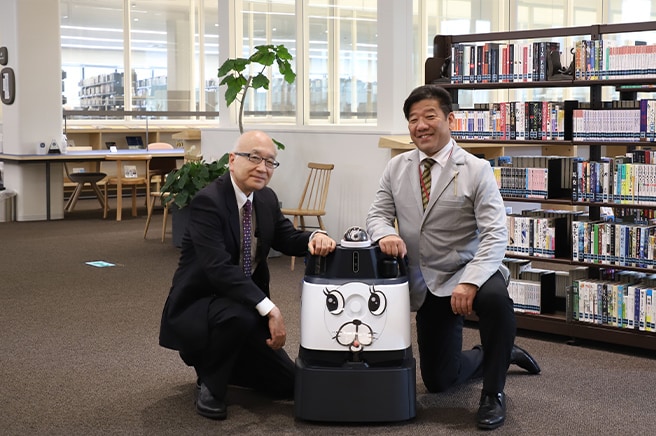 松藤館長（左）と谷口副館長（右）