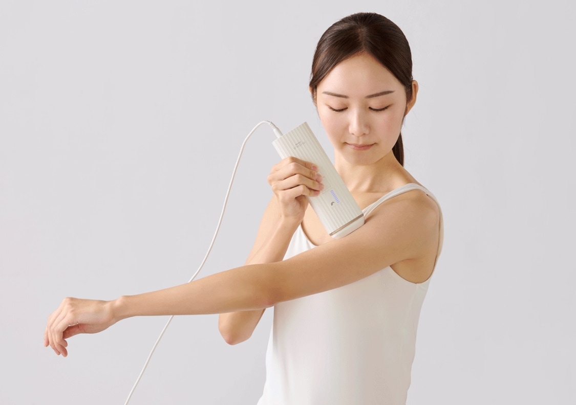 光美容器を使う女性