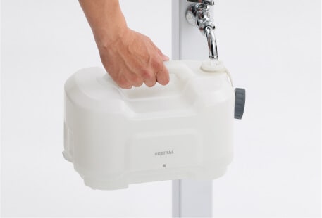 タンクに水を入れる。