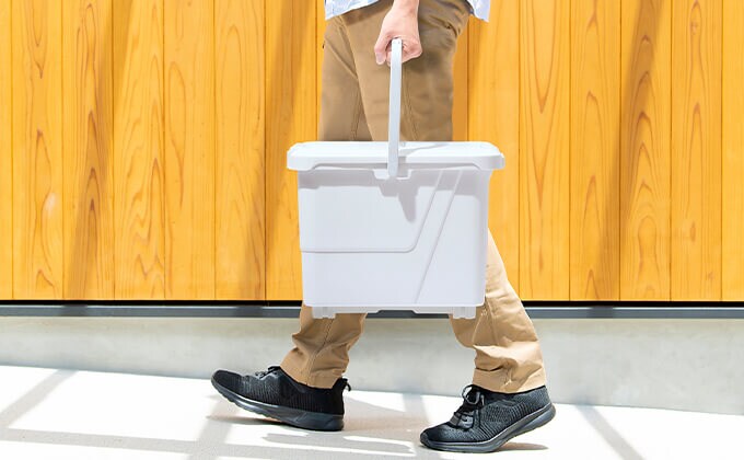 取っ手が付いているので持ち運びも楽々。