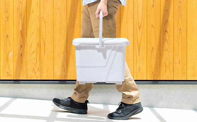取っ手が付いているので持ち運びも楽々。