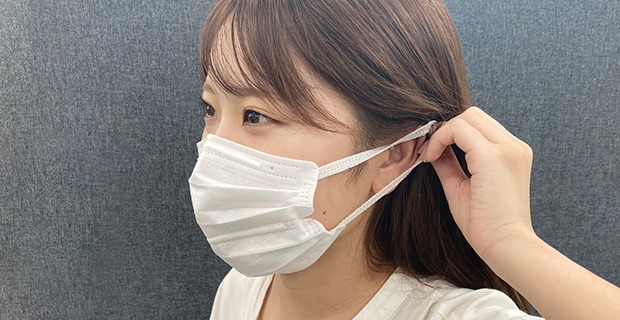 片耳のゴムひもを持ち、顔からはずす