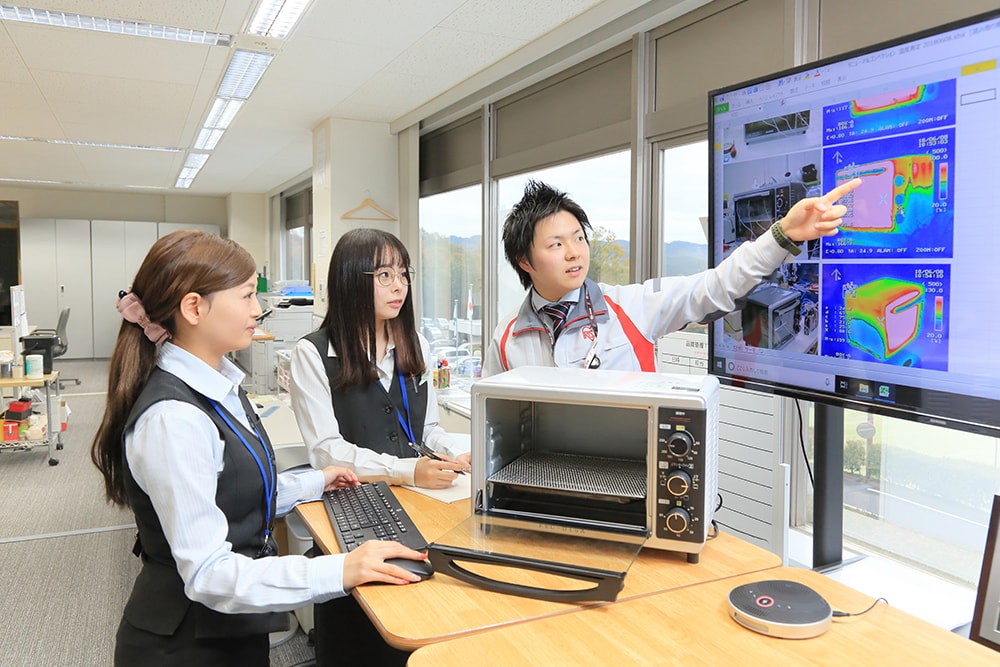 説明をしている社員