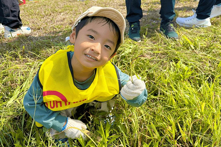 雑草取っている子供