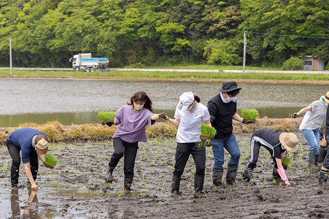 足を取られつつも協力しあって一歩ずつ