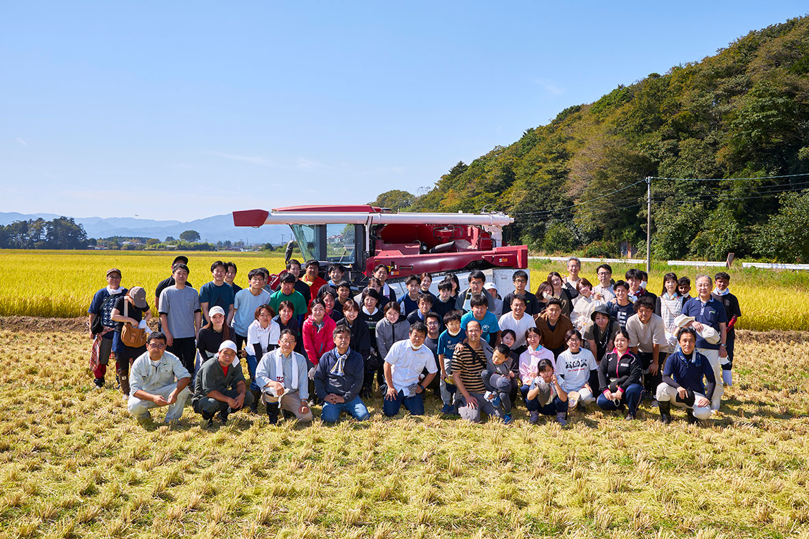 東京農業大学の学生、アイリスグループ社員とその家族含め総勢約80名で稲刈りを実施しました。