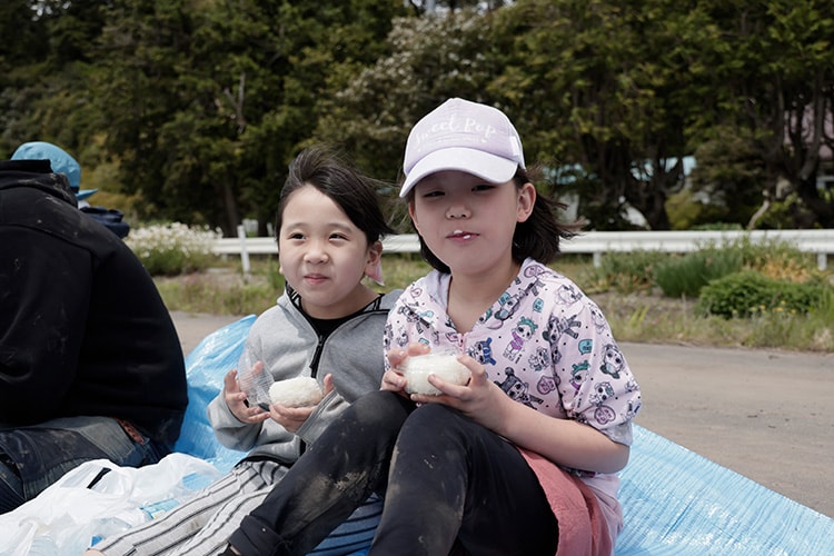 作業後に食べる「天のつぶ」のおにぎりは格別でした！