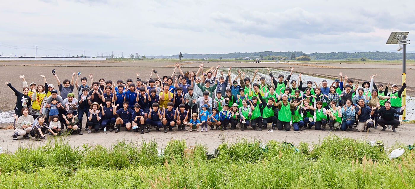 アイリスグループ社員、東京農業大学の皆さん、いわきFCアカデミーU14・15の皆さん、福島県12市町村への移住者の皆さん
