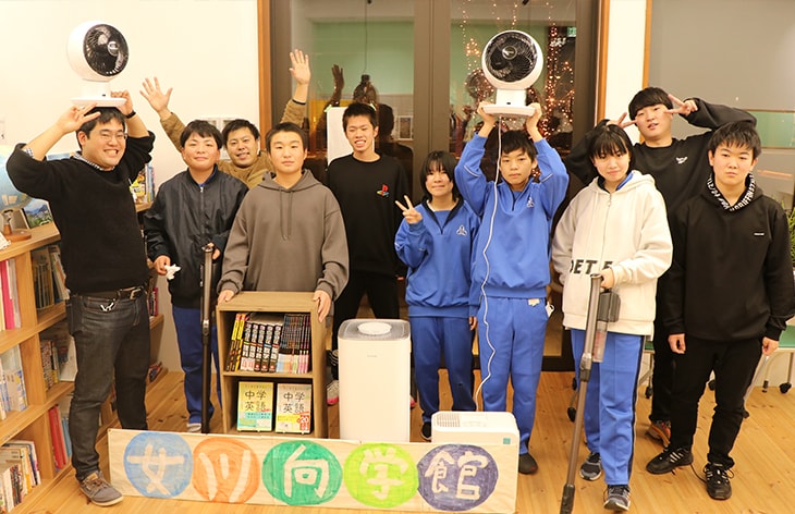 コラボ・スクール女川向学館への商品協賛の様子(マスクは撮影時のみ外しています)