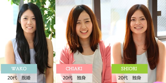 座談会に参加する3名の女性