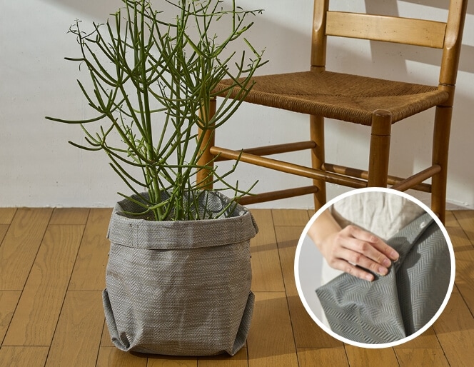 変形可能なホック付きタイプ底のホックを留めると、マチが出来て立体型に、留めないと、平面状でコンパクトに。