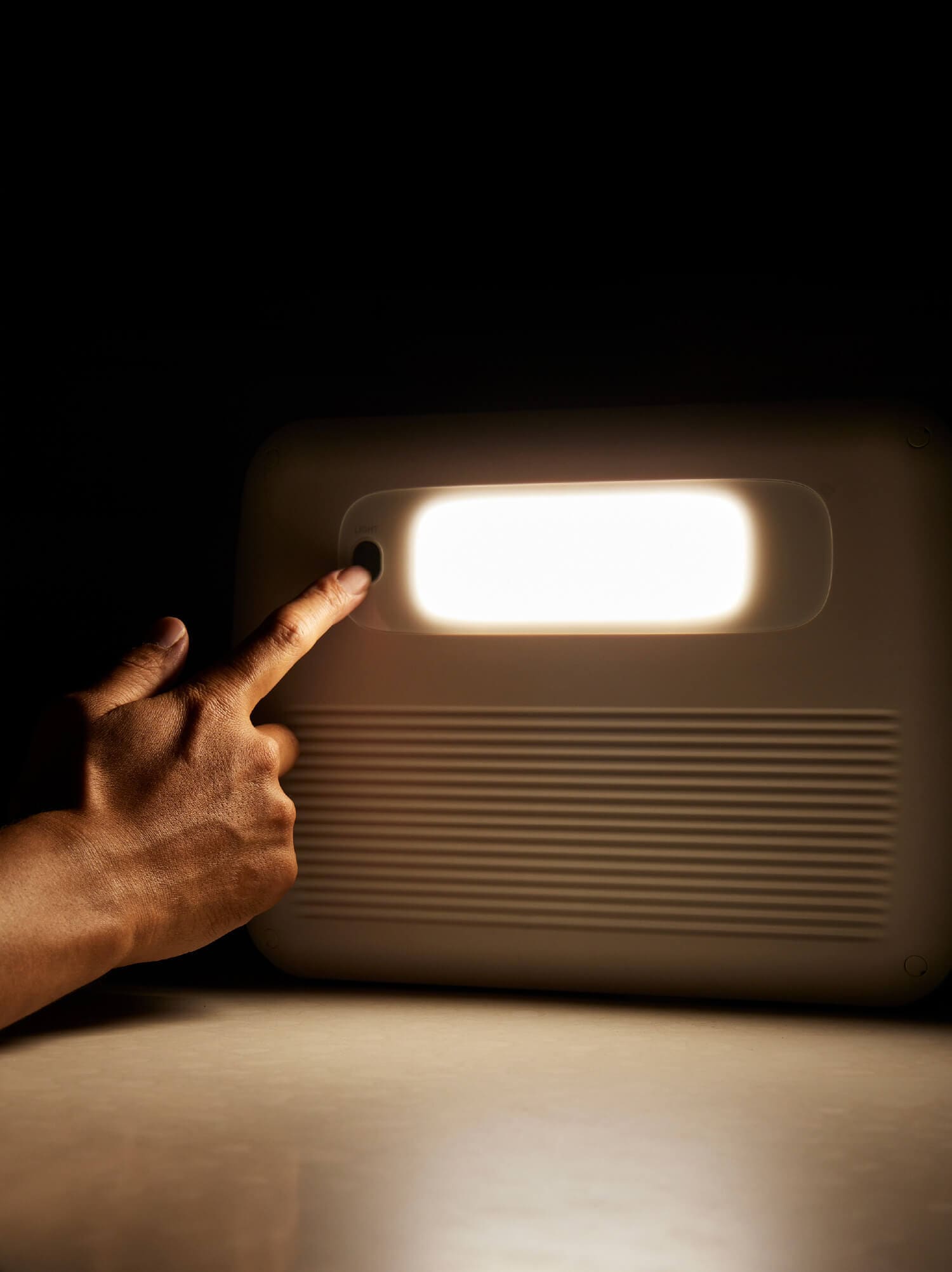 背面には明るさが調整できるLEDライト付き