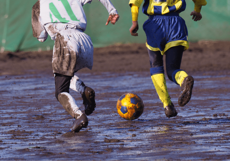 ぬかるんだグラウンドでサッカーをしてくつが汚れたり