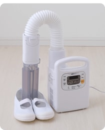 子供のうわ靴を乾燥している画像