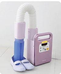 子供のうわ靴を乾燥している画像