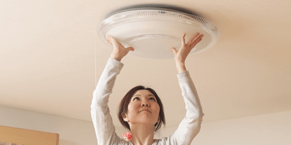 照明器具の電源を切り、蛍光管（ランプ）を外す