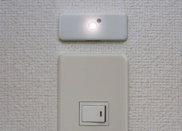 スイッチの上やブレーカーなど停電時でもわかるような場所への設置に最適です。
