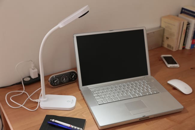 手元は明るく、光源はまぶしくない、目にやさしいLEDデスクライトです。