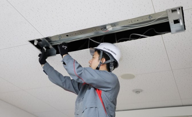 有資格者による配線工事の様子