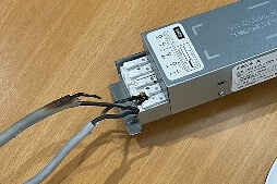端子台への配線の差し込みが不十分だったため、発熱・発煙した電源線