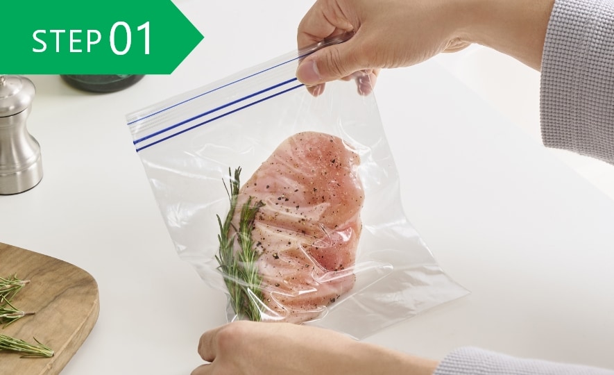 食材と調味料をチャック付きの密封袋に入れ、空気を抜いてチャックを閉じる。