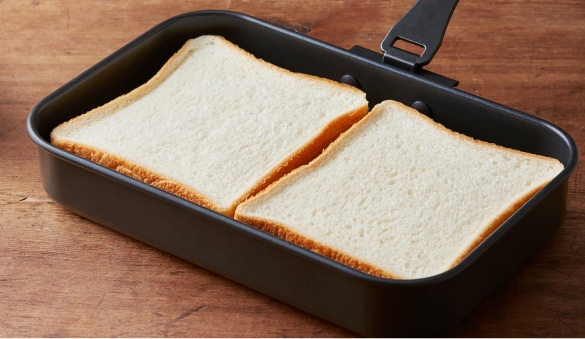容器用網に食パンをのせる