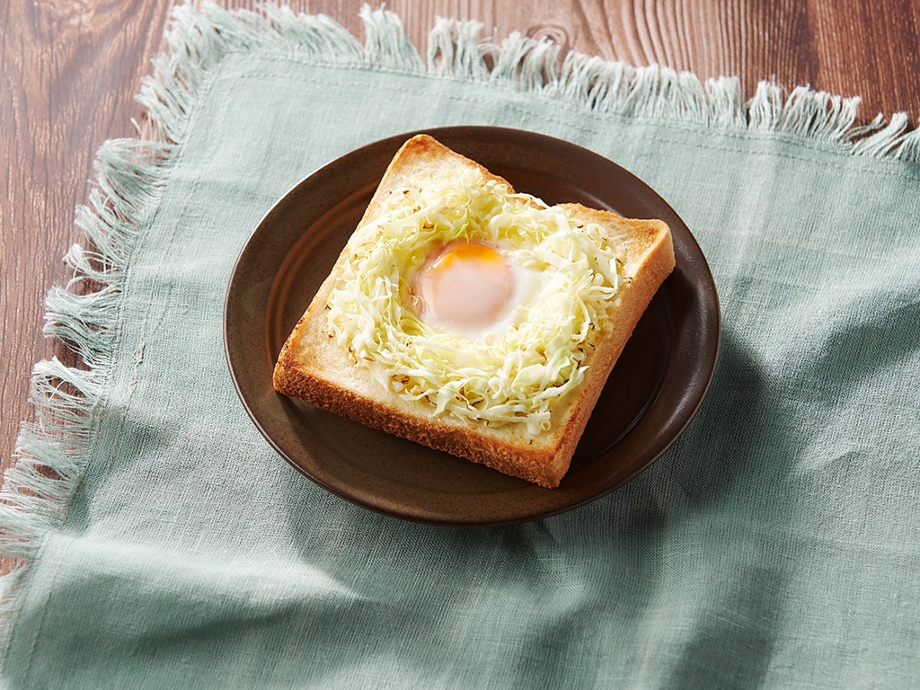 キャベツと半熟卵の巣ごもりトースト