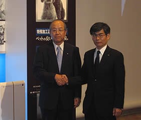浅野豊事業部長（右・シャープ株式会社電化システム事業本部空調システム事業部）と大山社長(左）