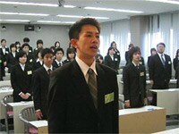 新入社員代表として答辞を述べる吉田拓美さん