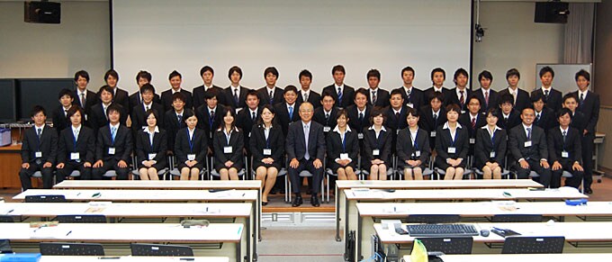 代表取締役社長の大山健太郎と内定者46名
