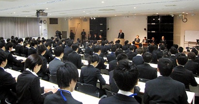 150名全員が参加した式の様子