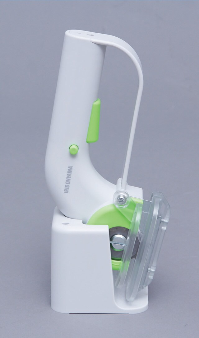 充電台座を付属し、置き場所を取らず、コンパクトに収納できます。