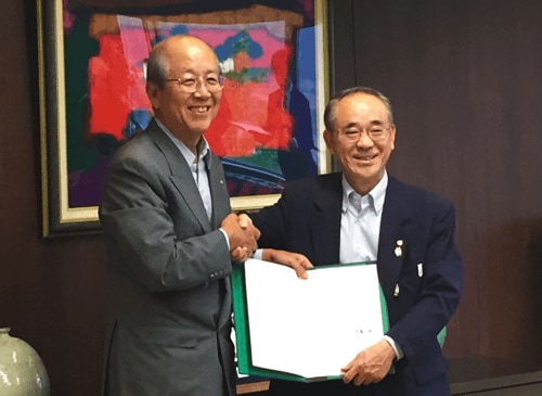 (右から)大河原町長 伊勢敏様、弊社代表取締役社長 大山健太郎
