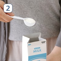 牛乳に元となるヨーグルトを入れます。