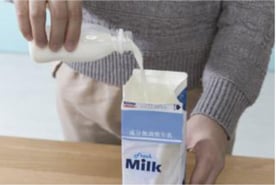 ①パックの牛乳に市販の飲むヨーグルトを入れてよく混ぜます。