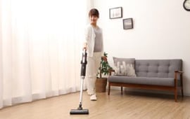 掃除機のスタンドに搭載している放電プレートが除電し、掃除機本体でモップに付いたホコリを吸引