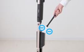 掃除機に装着しているモップ帯電ケースで静電気を発生