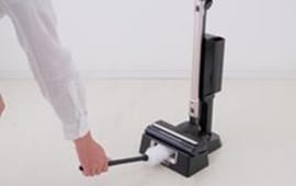 掃除機のスタンドに搭載している放電プレートが除電し、掃除機本体でモップに付いたホコリを吸引
