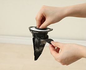 使い捨てフィルター採用で手を汚さずゴミ捨てが可能