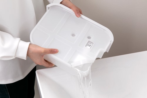 水タンクの形状変更により片手で簡単に排水