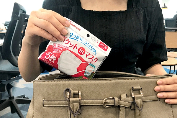 業界初の2つ折りマスクで持ち運びに便利