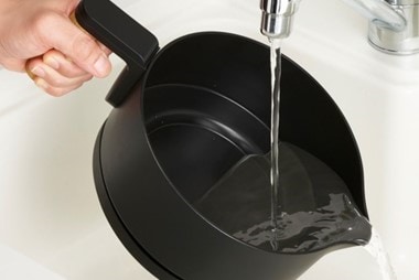 湯沸かしも鍋料理もこれひとつ 自動調理や低温調理にも対応した「クッキングケトル」を新発売