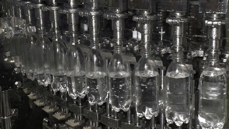 強炭酸水本格生産の様子